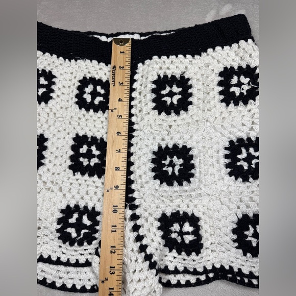 Urban Outfitters Granny Square Crochet Black White Boho Shorts Size Large - Picture 8 of 16